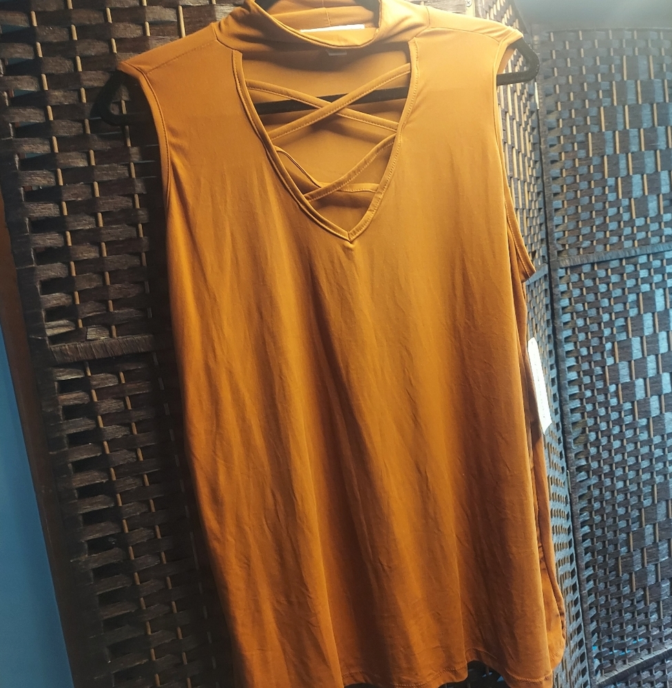 Sexy short sleeve criss cross top!